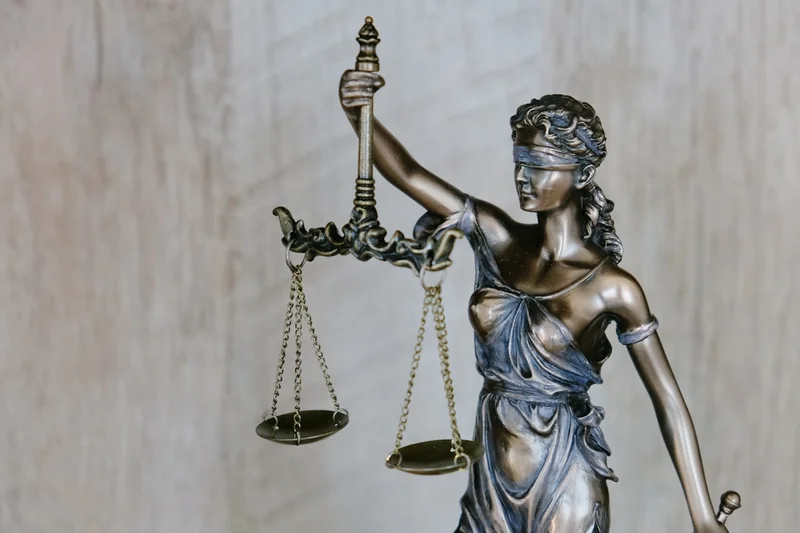 Estatua de la justicia con balanza