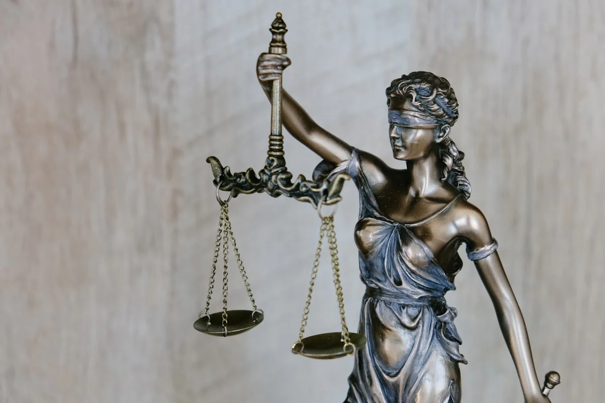 Estatua de la justicia con balanza