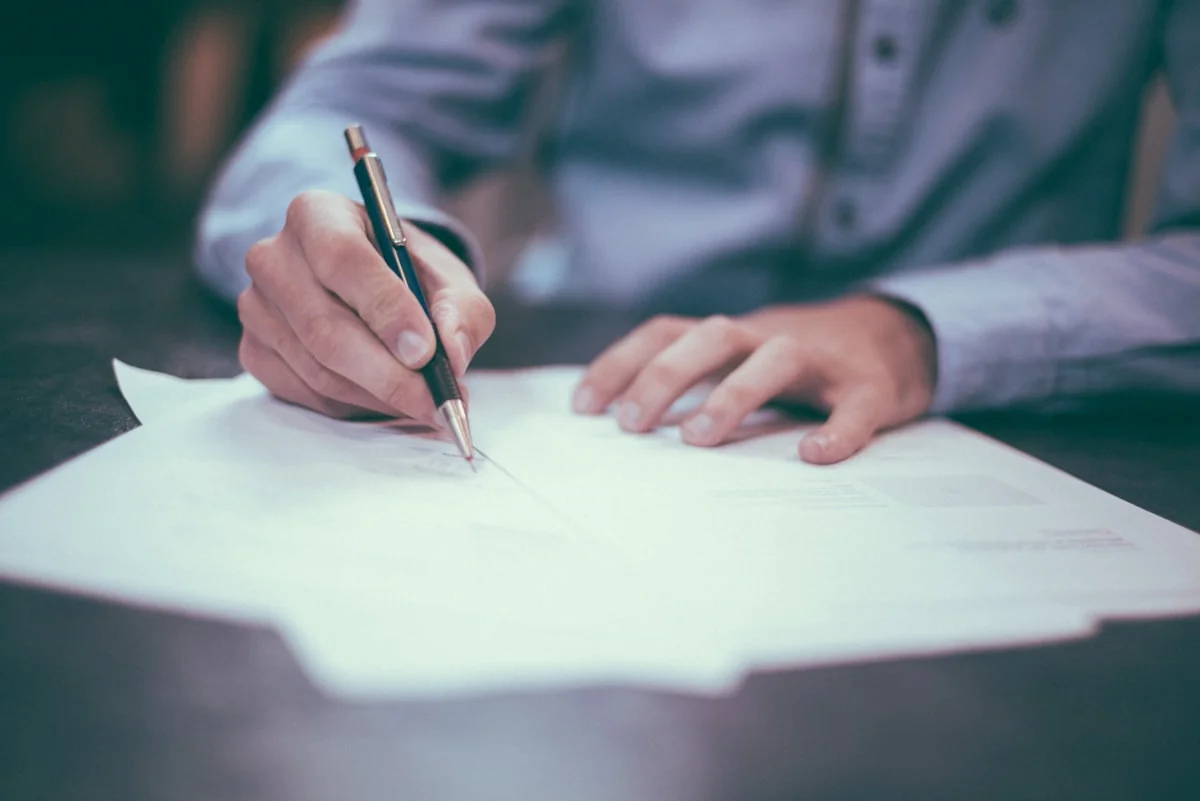 Persona firmando un contrato