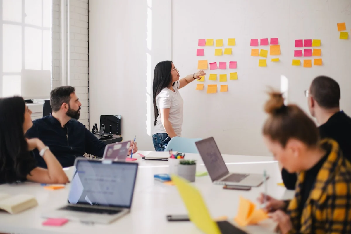 Equipo de trabajo en sesión de planeación