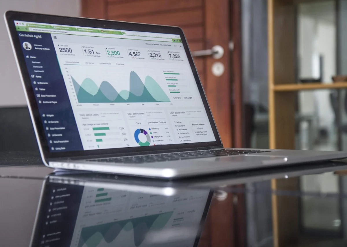 Portátil con tablero de indicadores financieros