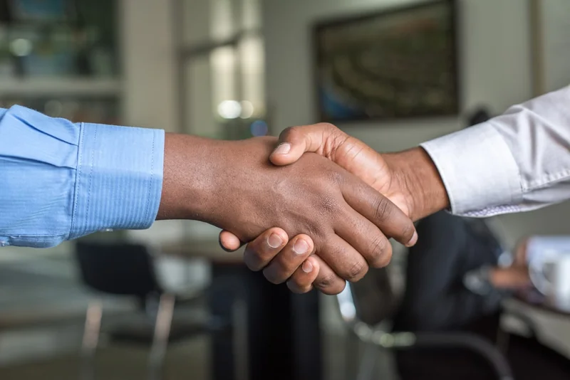 Apretón de manos entre empresarios