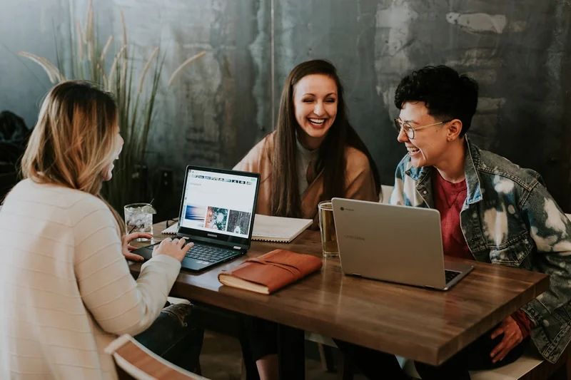 Personas trabajando en remoto con portátiles