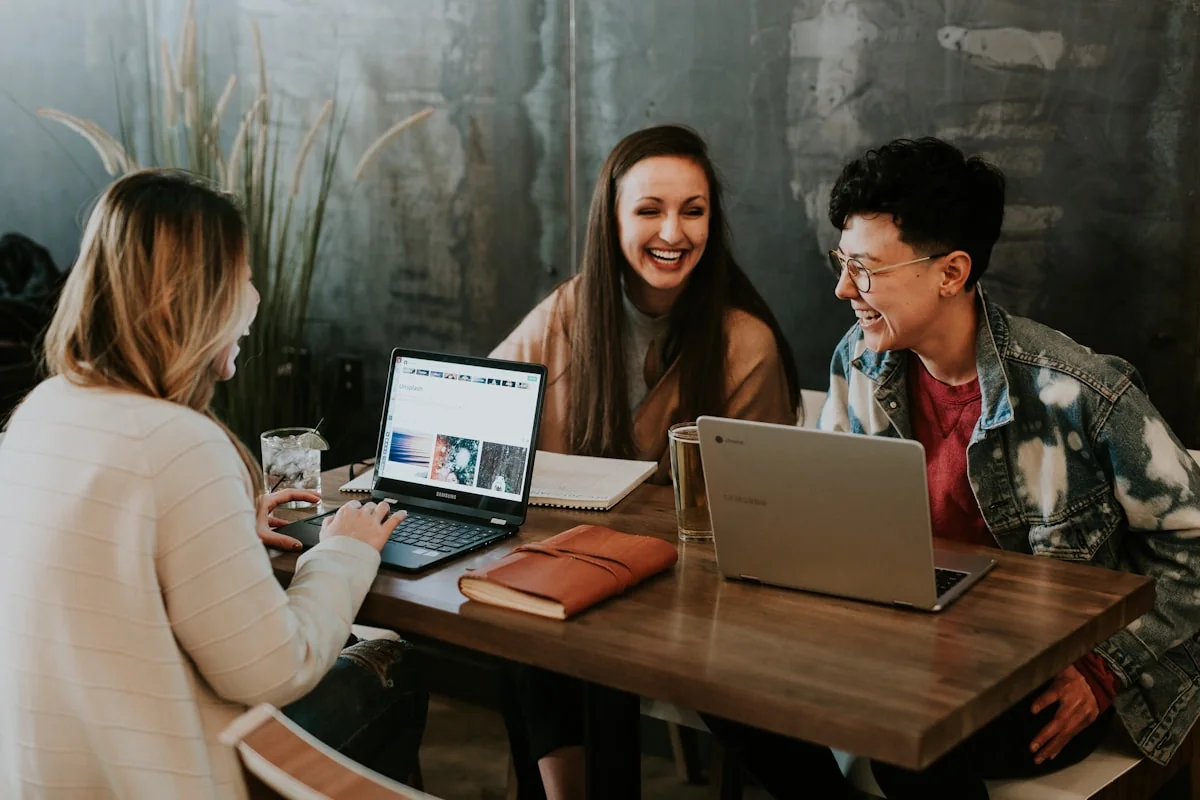 Personas trabajando en remoto con portátiles