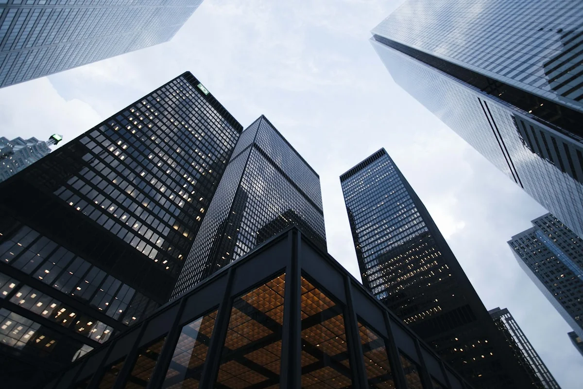 Edificios corporativos vistos desde abajo