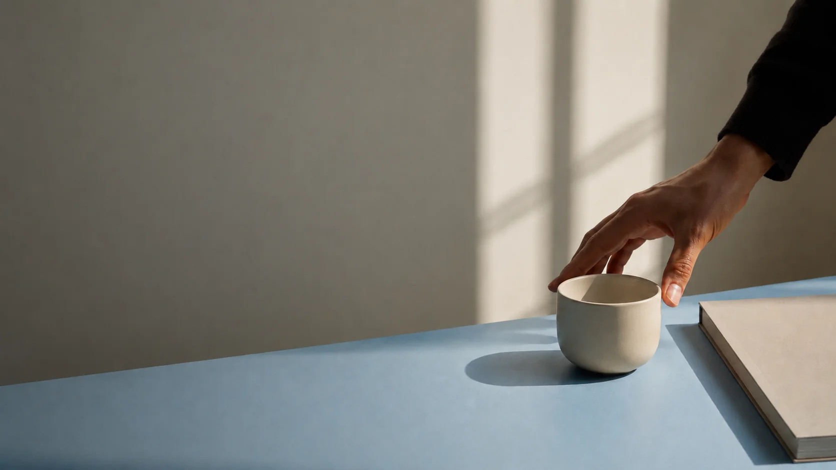 Escritorio de trabajo con una taza de café — Guillermo García & Asociados, asesoría legal empresarial en Medellín